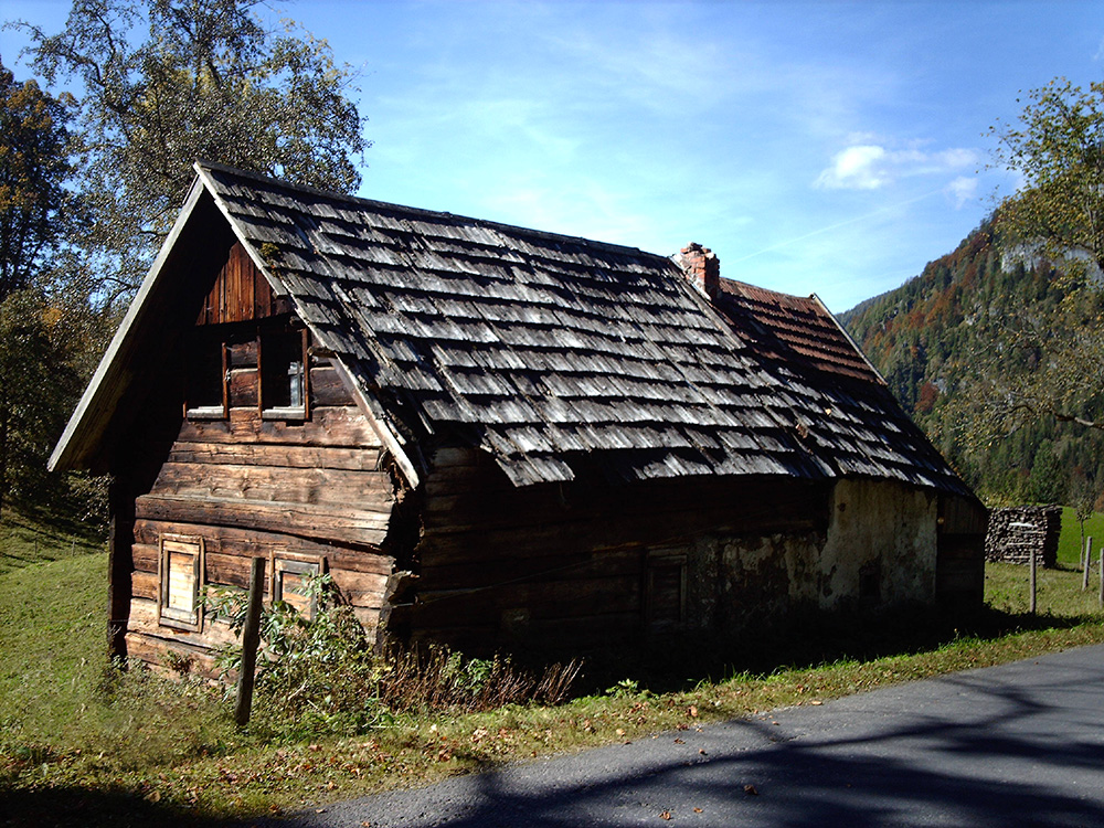 Holzhaus im Grünen, unbewohnt, hat schon ein paar Jahre am Buckel